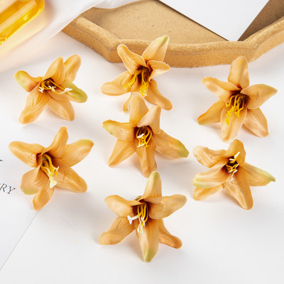 50PC 8CM Τεχνητά λουλούδια για Scrapbooking Silk Lily Δώρα DIY Μπομπονιέρα Γάμος Κήπος Τριαντάφυλλο Αψίδα Διακόσμηση σπιτιού Χριστουγεννιάτικο στεφάνι
