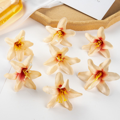 50PC 8CM Τεχνητά λουλούδια για Scrapbooking Silk Lily Δώρα DIY Μπομπονιέρα Γάμος Κήπος Τριαντάφυλλο Αψίδα Διακόσμηση σπιτιού Χριστουγεννιάτικο στεφάνι