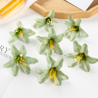 50PC 8CM Τεχνητά λουλούδια για Scrapbooking Silk Lily Δώρα DIY Μπομπονιέρα Γάμος Κήπος Τριαντάφυλλο Αψίδα Διακόσμηση σπιτιού Χριστουγεννιάτικο στεφάνι