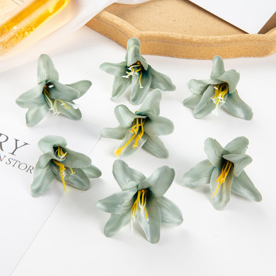 50PC 8CM Τεχνητά λουλούδια για Scrapbooking Silk Lily Δώρα DIY Μπομπονιέρα Γάμος Κήπος Τριαντάφυλλο Αψίδα Διακόσμηση σπιτιού Χριστουγεννιάτικο στεφάνι