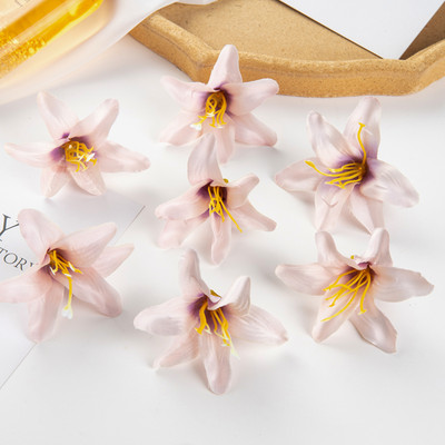 50PC 8CM Τεχνητά λουλούδια για Scrapbooking Silk Lily Δώρα DIY Μπομπονιέρα Γάμος Κήπος Τριαντάφυλλο Αψίδα Διακόσμηση σπιτιού Χριστουγεννιάτικο στεφάνι