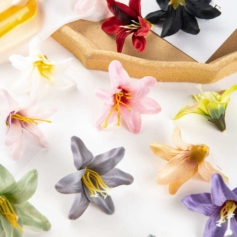 50PC 8CM Τεχνητά λουλούδια για Scrapbooking Silk Lily Δώρα DIY Μπομπονιέρα Γάμος Κήπος Τριαντάφυλλο Αψίδα Διακόσμηση σπιτιού Χριστουγεννιάτικο στεφάνι