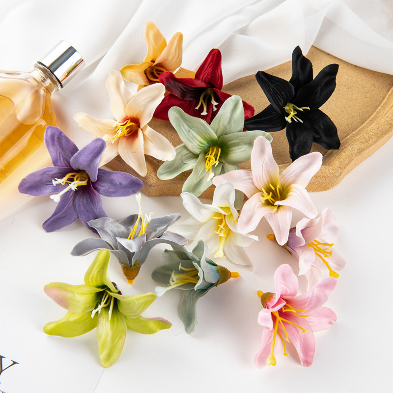 50PC 8CM Τεχνητά λουλούδια για Scrapbooking Silk Lily Δώρα DIY Μπομπονιέρα Γάμος Κήπος Τριαντάφυλλο Αψίδα Διακόσμηση σπιτιού Χριστουγεννιάτικο στεφάνι