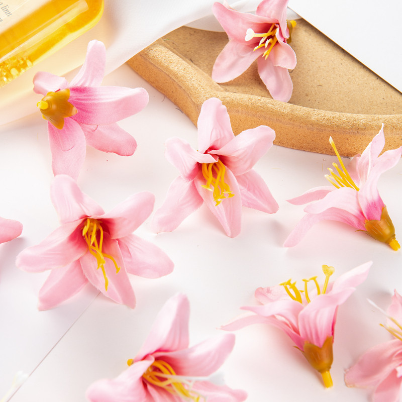 50PC 8CM Τεχνητά λουλούδια για Scrapbooking Silk Lily Δώρα DIY Μπομπονιέρα Γάμος Κήπος Τριαντάφυλλο Αψίδα Διακόσμηση σπιτιού Χριστουγεννιάτικο στεφάνι