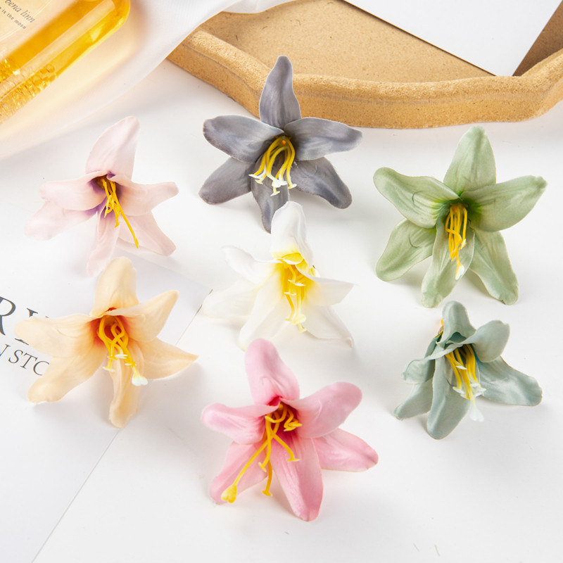 50PC 8CM Τεχνητά λουλούδια για Scrapbooking Silk Lily Δώρα DIY Μπομπονιέρα Γάμος Κήπος Τριαντάφυλλο Αψίδα Διακόσμηση σπιτιού Χριστουγεννιάτικο στεφάνι