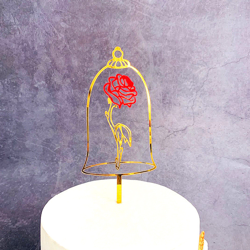 Jauna kāzu tortes virsma Zelta sudraba roze akrils Pāra piedāvājuma desertu dekorēšana kāzu ballītēm.