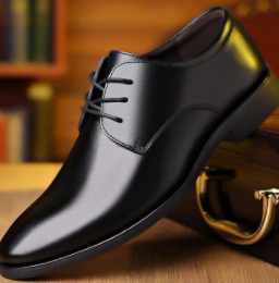 Férfi alkalmi cipők mesterséges Pu bőr hegyes orrú üzleti cipő férfiaknak klasszikus egyszínű 2023 divatos Chaussure Homme új