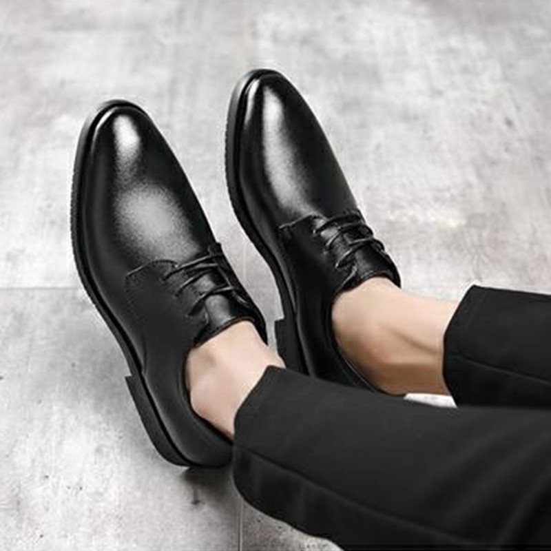 Férfi alkalmi cipők mesterséges Pu bőr hegyes orrú üzleti cipő férfiaknak klasszikus egyszínű 2023 divatos Chaussure Homme új