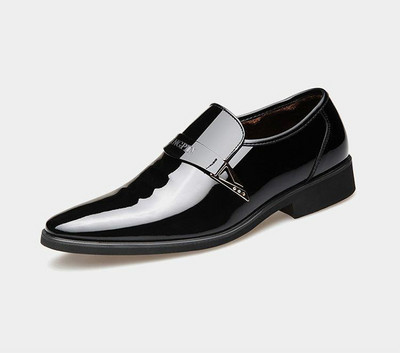 Suvised õõnsad meeste nahast vabaajajalatsid Ärimeeste pidulikud kingad Trend, läikiva terava ninaga meeste tasapinnalised kingad