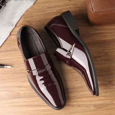 Suvised õõnsad meeste nahast vabaajajalatsid Ärimeeste pidulikud kingad Trend, läikiva terava ninaga meeste tasapinnalised kingad