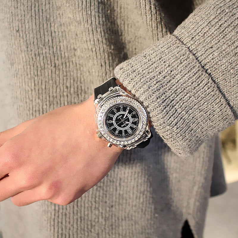 Női villogó, fényes, többszínű strasszos LED karóra Trendek Diákoknak Szeretők Zselék Női Férfi karórák Könnyű karóra