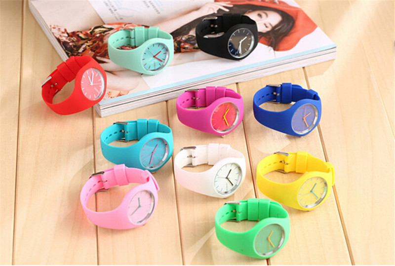 Lihtne, lihtsas stiilis tarretisega kvartskell, silikoonist rihmaga naiste käevõruga käevõru, täiuslik kingitus naistele Relojes Hombre 2021