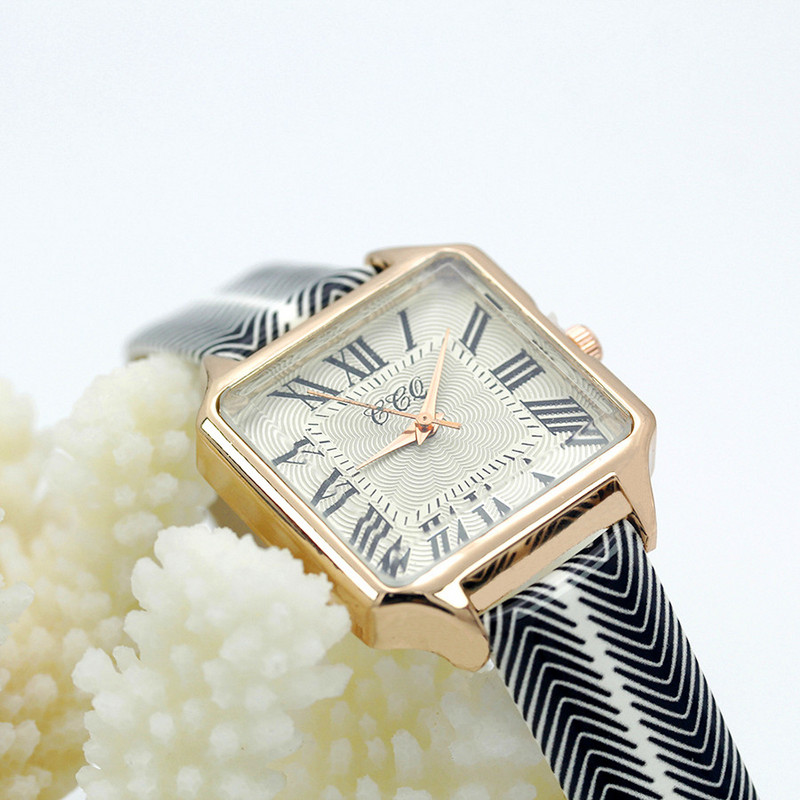 Roman Rose Gold Ceas de rochie pentru femei Ceas de mână cu cuarț pătrat ocazional Ceas de damă cu cureaua din piele ondulată la modă nouă