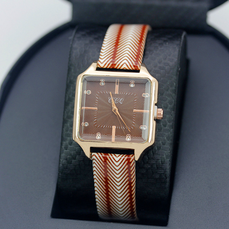Alkalmi női négyzet alakú kvarc karóra Új divatos hullámos bőrszíjas női óra fúró rózsa arany női ruhaóra