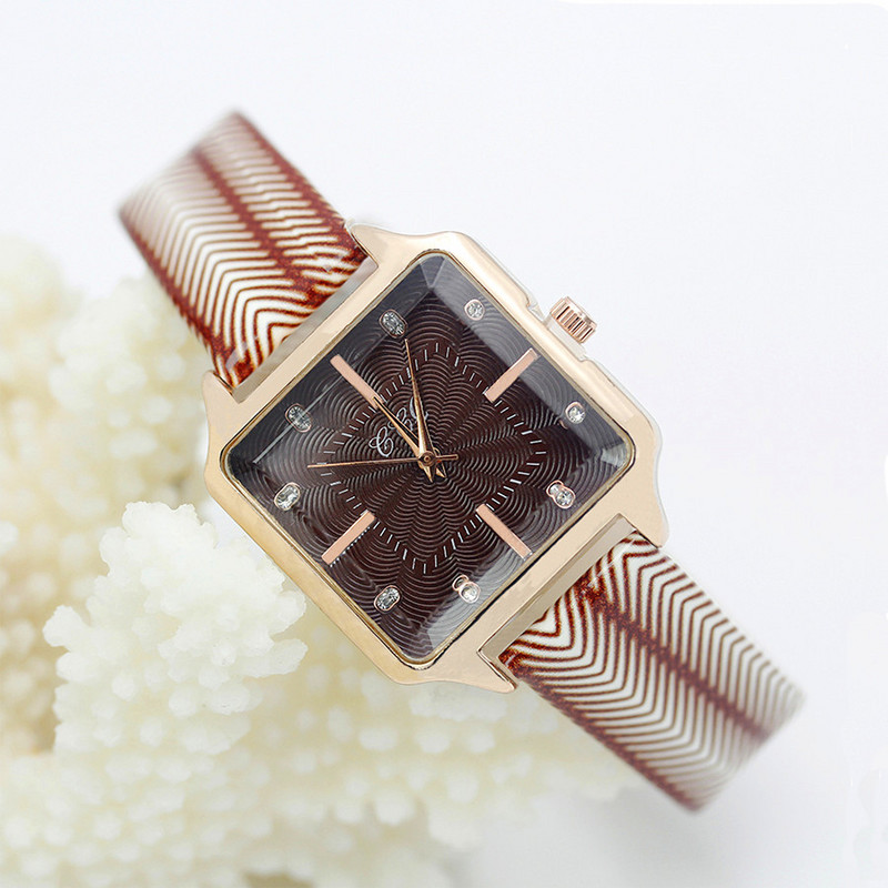 Alkalmi női négyzet alakú kvarc karóra Új divatos hullámos bőrszíjas női óra fúró rózsa arany női ruhaóra