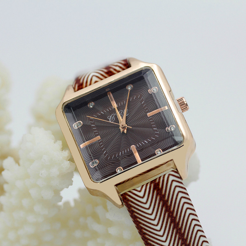 Alkalmi női négyzet alakú kvarc karóra Új divatos hullámos bőrszíjas női óra fúró rózsa arany női ruhaóra