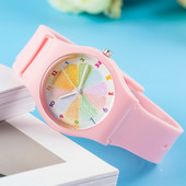 Krāsains oranžas ciparnīcas sieviešu ūdensizturīgs sporta želejas pulkstenis. Vienkārši sieviešu caurspīdīgi pulksteņi sieviešu meitenēm