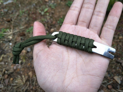 Ar rokām darināta lietussargu sagatavošana EDC Camping Mini Pocket Version Nerūsējošā tērauda lauznis Kloķa formas skrāpis tinējs nagu atslēgu piekariņš