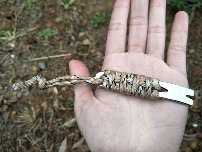 Ar rokām darināta lietussargu sagatavošana EDC Camping Mini Pocket Version Nerūsējošā tērauda lauznis Kloķa formas skrāpis tinējs nagu atslēgu piekariņš