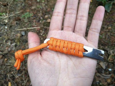 Ar rokām darināta lietussargu sagatavošana EDC Camping Mini Pocket Version Nerūsējošā tērauda lauznis Kloķa formas skrāpis tinējs nagu atslēgu piekariņš