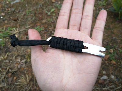 Ar rokām darināta lietussargu sagatavošana EDC Camping Mini Pocket Version Nerūsējošā tērauda lauznis Kloķa formas skrāpis tinējs nagu atslēgu piekariņš