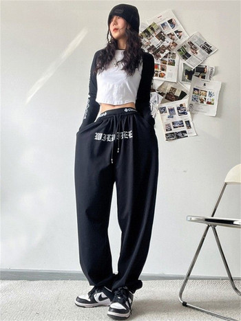 QWEEK Cyber Y2K Μαύρο Joggers Φούτερ Γυναικεία Gothic Streetwear Πανκ Φαρδιά Πόδι Αθλητικά Παντελόνια Υπερμεγέθη γράμματα εκτύπωσης Emo