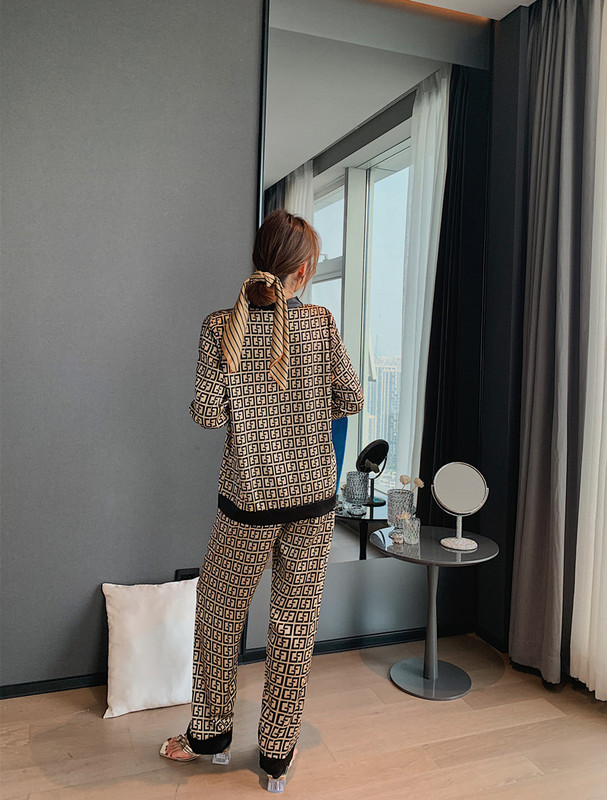 Moterų pižamų rinkinys V kaklo dizaino prabangus kryžminio rašto raštais miegui šilko kaip namų drabužiai XXXXL didelio dydžio naktiniai drabužiai