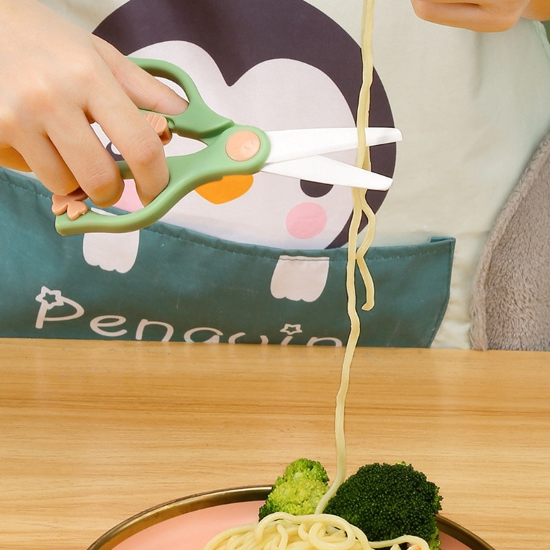 Kerámia olló, amely tökéletes a babának a tésztára való felkészítéséhez,