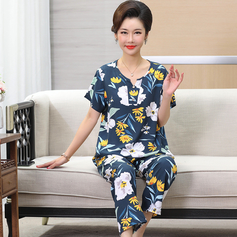 Foply V veida kakla izgriezuma pidžamas komplekts ar īsām piedurknēm.