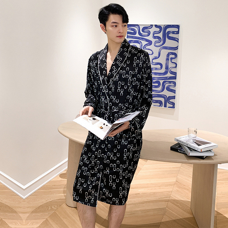 Selyem hosszú ujjú fürdőköpeny hálóruha férfi szatén betűkkel nyomtatott fekete hosszú köntös pongyola