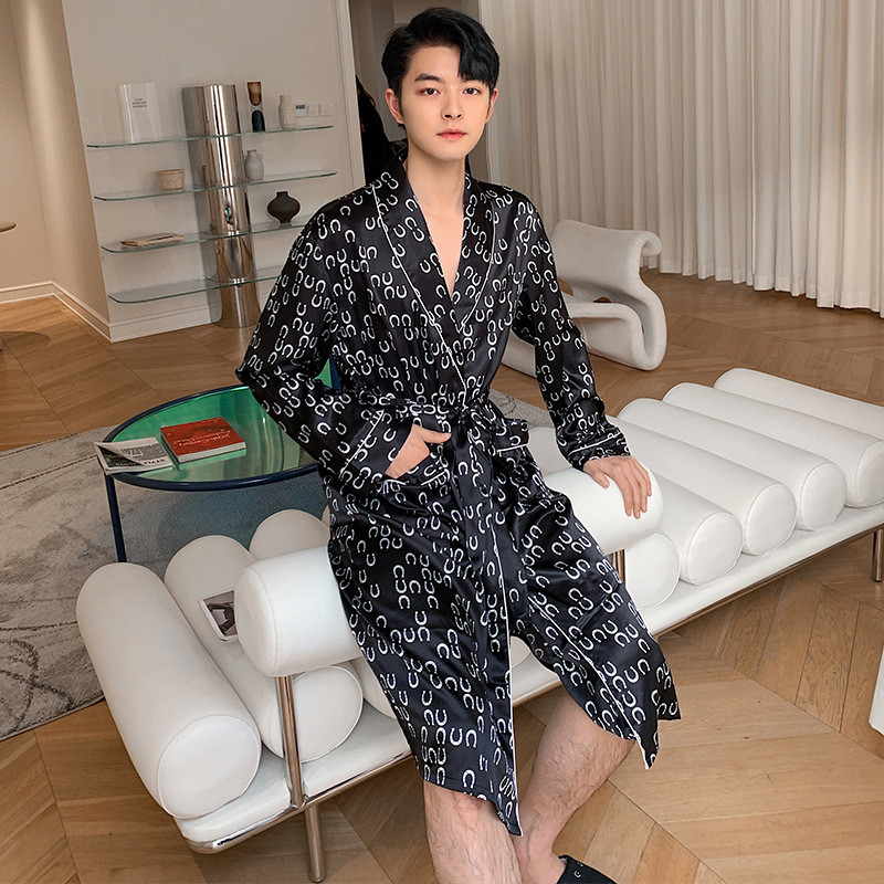 Selyem hosszú ujjú fürdőköpeny hálóruha férfi szatén betűkkel nyomtatott fekete hosszú köntös pongyola