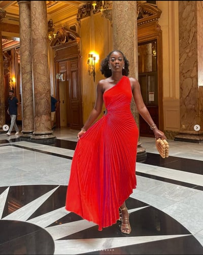 Elegantne naiste plisseeritud kleit Seksikas ühe õlaga varrukateta ebaregulaarne kleit Vintage seljata õõnsad õhtukleidid Vestidos