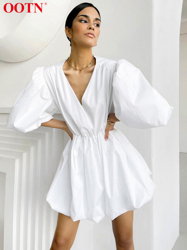 OOTN divatos alkalmi rövid ruhák női 2022-es lámpás ujjú, V-nyakú szexi fehér ruha nyári elegáns, redőzött A-vonalú női ruha