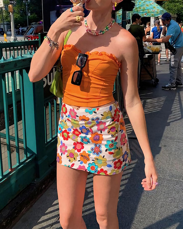 2022. gada vasaras jauna raksta — seksīgi, ielas plāni, taisni svārki ar augstu vidukli