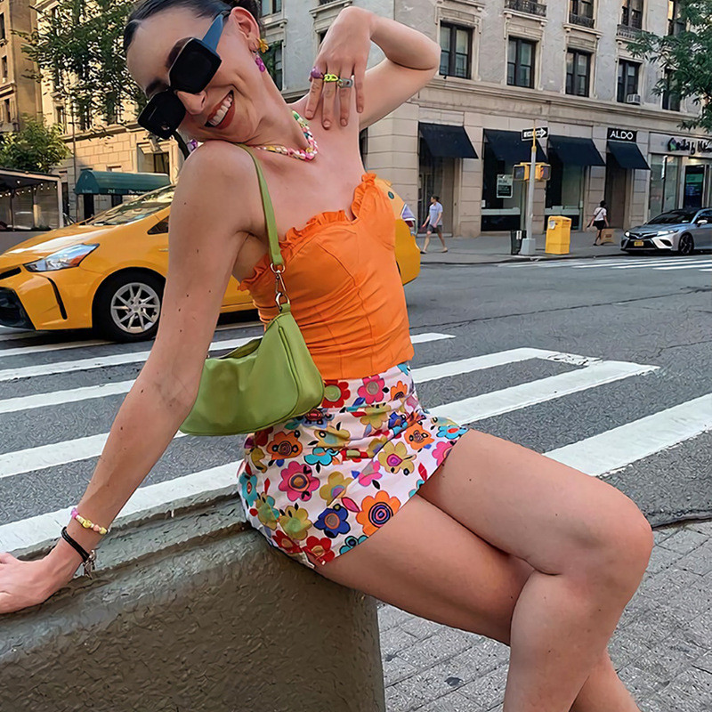 2022. gada vasaras jauna raksta — seksīgi, ielas plāni, taisni svārki ar augstu vidukli