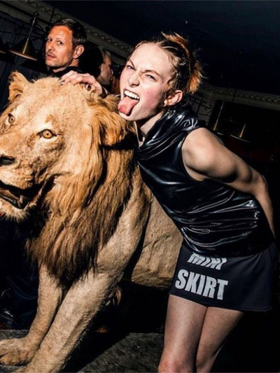 Akaily nyári utcai barna betűs mini szoknyák nőknek 2022 magas derekú vékony fehér szoknya női alkalmi fekete rövid szoknya