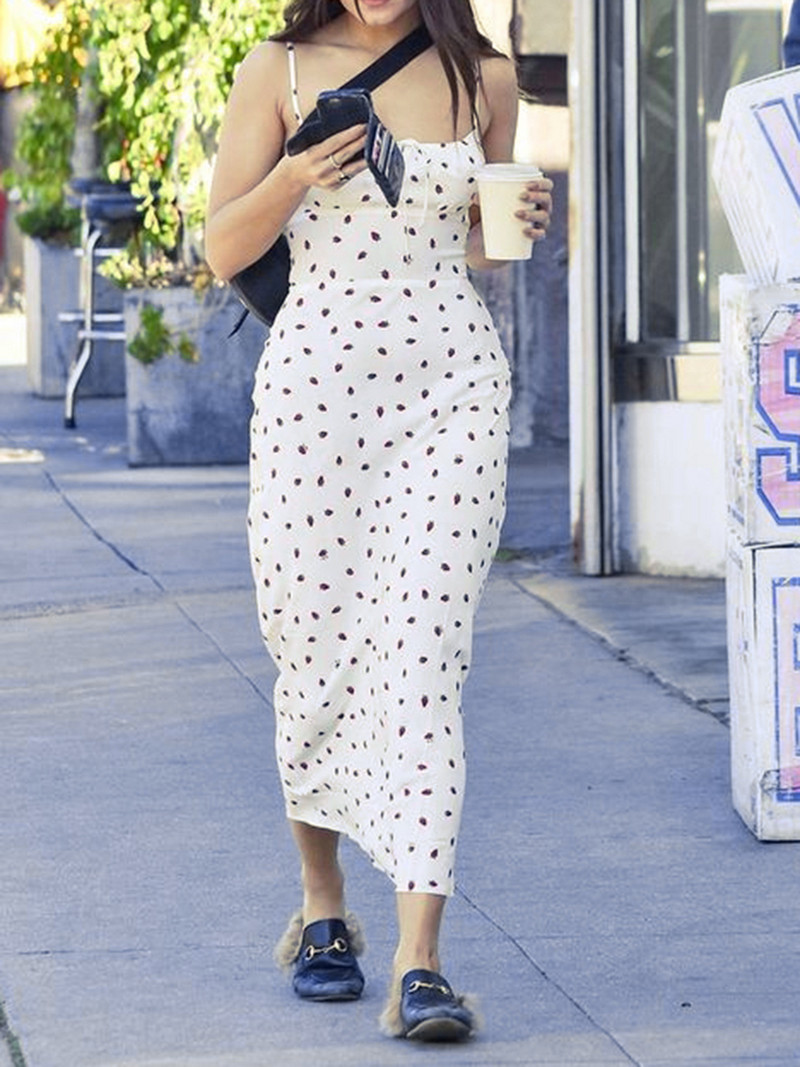 Eleganta, balta kleita ar spageti siksnām, vasaras eleganta sieviešu siksniņas ar siksnām krūtīs Midi sauļošanās kleita bez piedurknēm bez aizmugures zemeņu apdruka