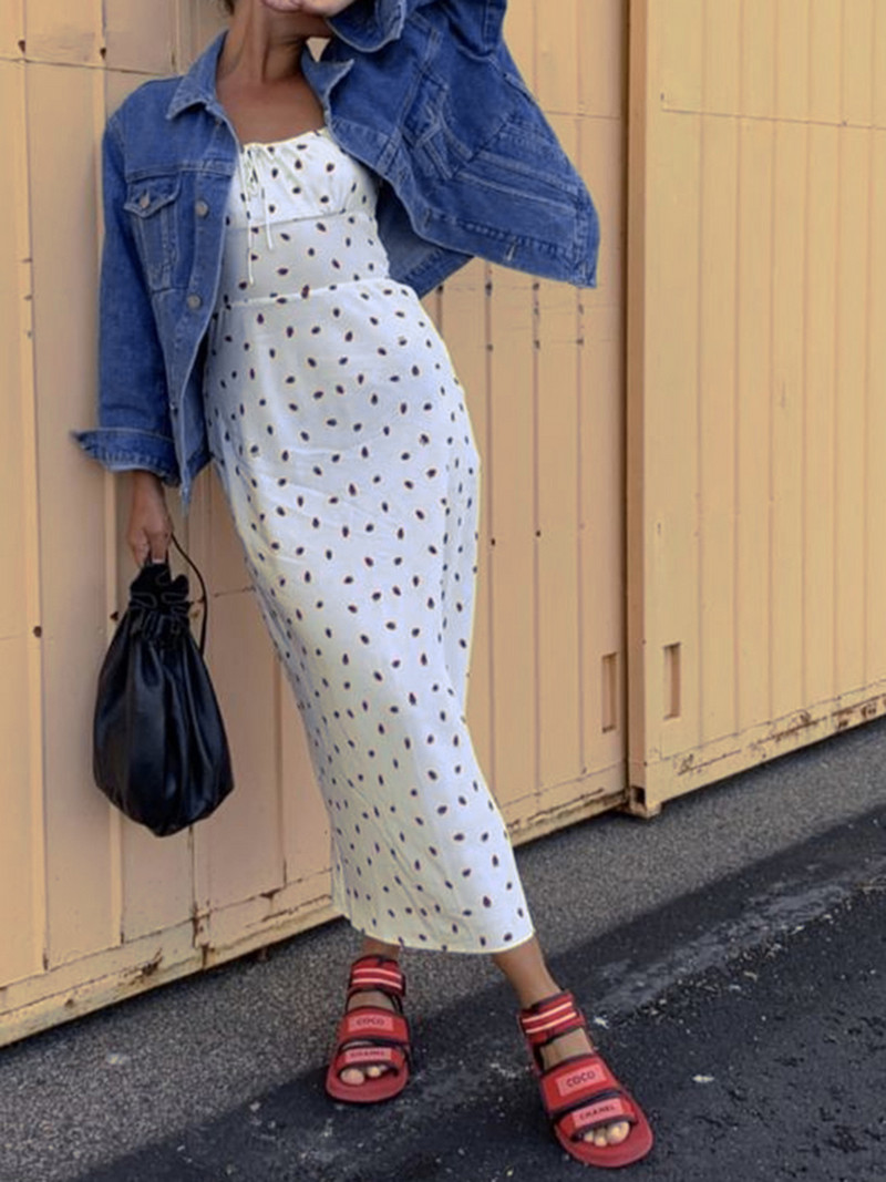 Eleganta, balta kleita ar spageti siksnām, vasaras eleganta sieviešu siksniņas ar siksnām krūtīs Midi sauļošanās kleita bez piedurknēm bez aizmugures zemeņu apdruka