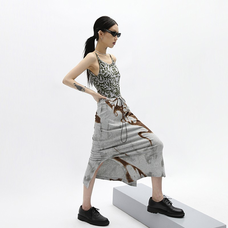 Karrcat Grunge Print Neregulāri svārki Japāņu vintage Midi svārki Harajuku E-girl Šķēluma dizaina pārsējs Gari svārki Gothic Grey Chic