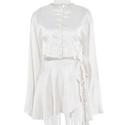 Valge elegantne satiinist kaheosaline komplekt Naiste laternad, pikkade varrukatega kärbitud topid Kardigan Seksikas kõrge vöökohaga minitennise spordiseelikud