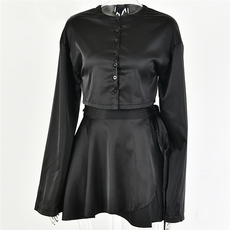 Valge elegantne satiinist kaheosaline komplekt Naiste laternad, pikkade varrukatega kärbitud topid Kardigan Seksikas kõrge vöökohaga minitennise spordiseelikud