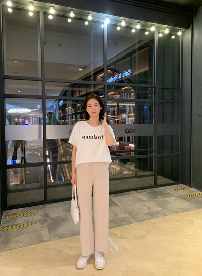 Pavasara jaunas, taisnas, modernas bikses, elpojošas plānas bikses grūtniecēm, valkājot brīvu ikdienas apģērbu