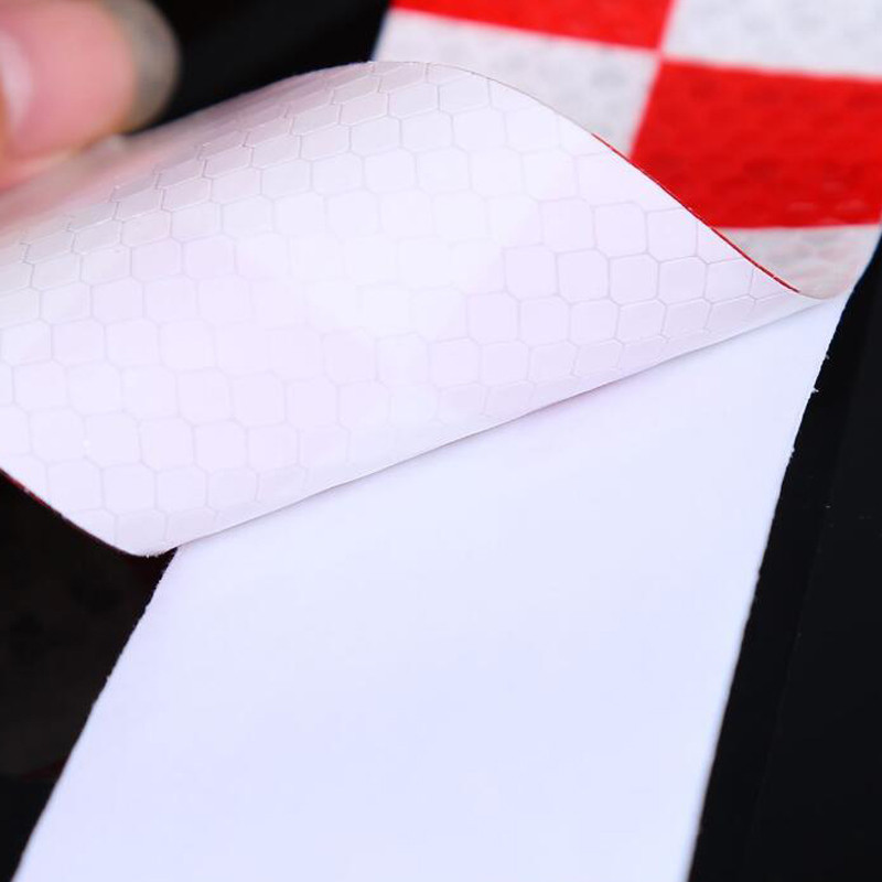 Saugos ženklo įspėjamoji juosta, šviesą atspindintys lipdukai automobiliui