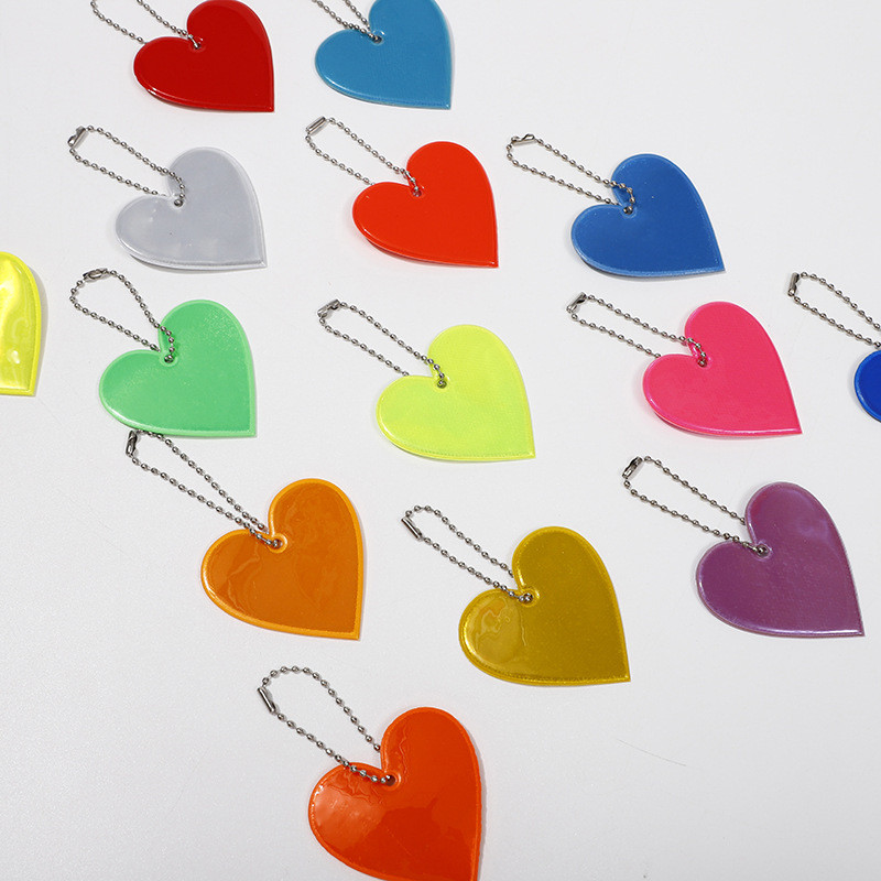 Sirds formas atstarojošs kulons atslēgu piekariņu somas Aksesuāri labi pamanāmi PVC atstarotāji atslēgu piekari Mugursomas dāmām bērnu drošība