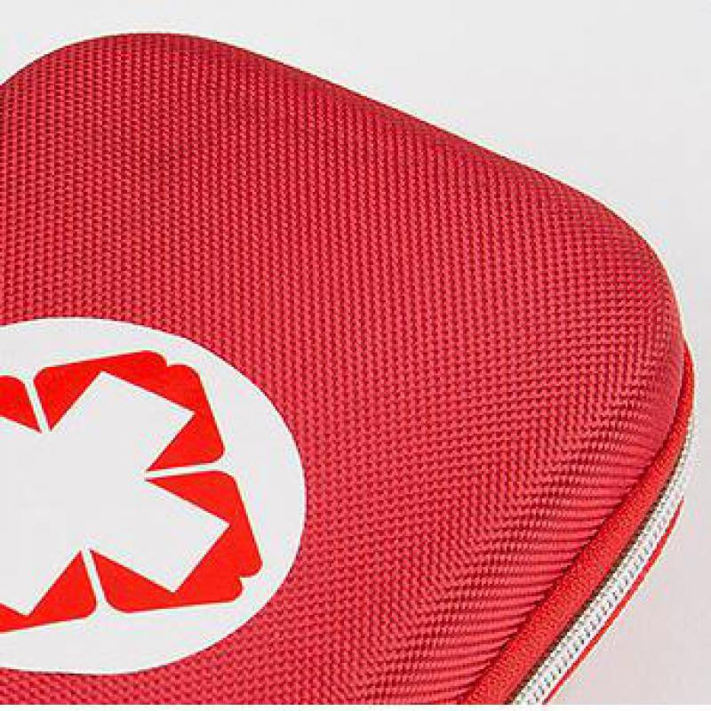 Musta ja punase värvi esmaabikomplektid, kaasaskantavad õues ellujäämise katastroofide maavärina hädaabikotid, sõidukile paigaldatud meditsiinipakett