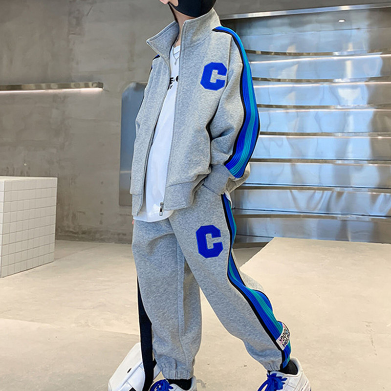 Bērni, zēni, sānu svītras, sporta tērpi, treniņtērps, ikdienišķs, ar garām piedurknēm stāvošs apkakles džemperis ar rāvējslēdzēju, elastīgs viduklis, skriešanas bikšu tērps