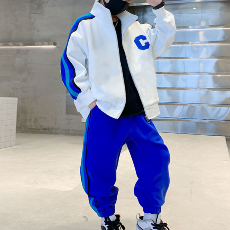 Bērni, zēni, sānu svītras, sporta tērpi, treniņtērps, ikdienišķs, ar garām piedurknēm stāvošs apkakles džemperis ar rāvējslēdzēju, elastīgs viduklis, skriešanas bikšu tērps