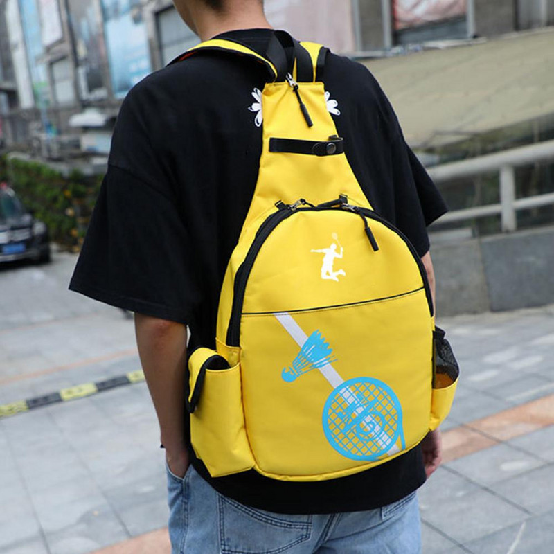 Mugav fikseeritud pandlaga kaasaskantav polsterdatud õlarihmaga sulgpallikott väljas kasutamiseks