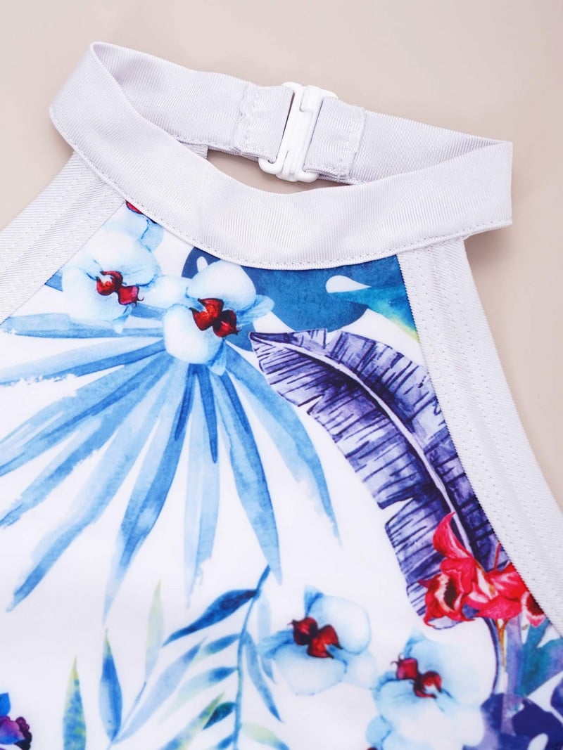 Bērni, meitenes, balti augi ar apdruku