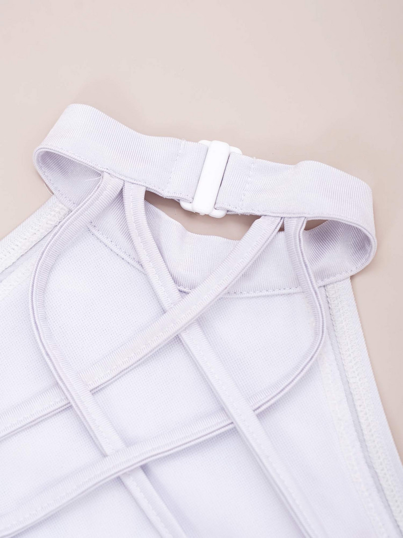 Bērni, meitenes, balti augi ar apdruku